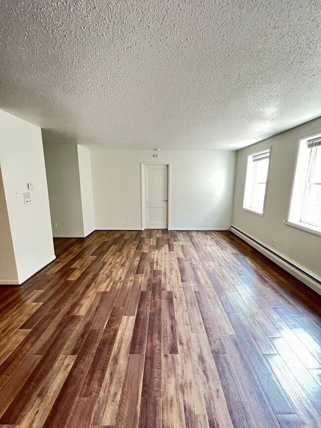 Building Photo - Spacious 1 Bedroom Apartment! COMING SOON! - Avaliable August 1st
