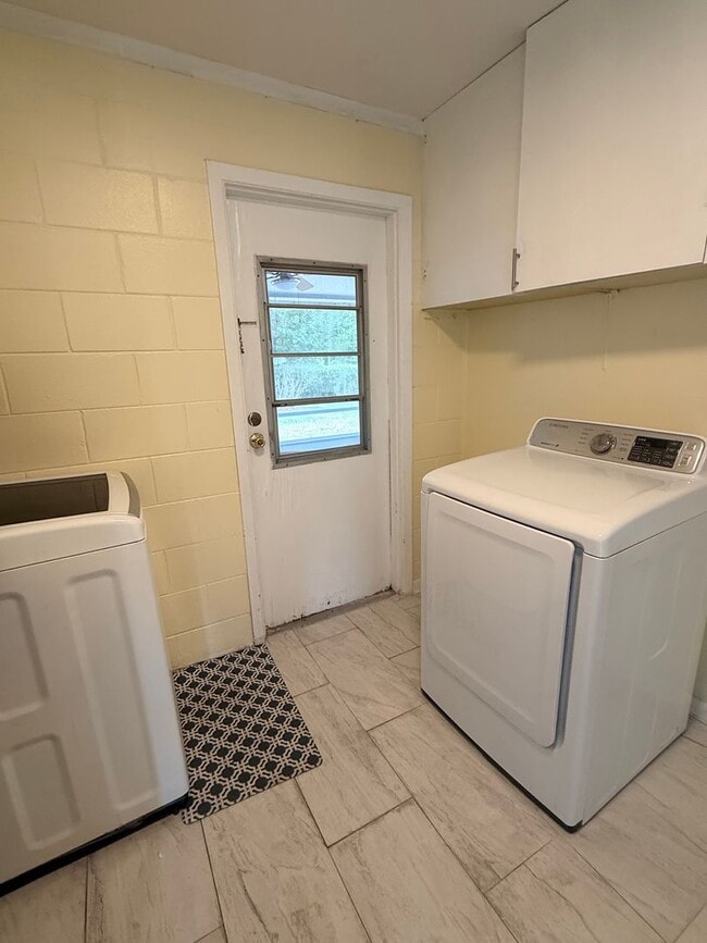 Building Photo - Beautifully Remodeled and updated Longwood beauty!  Call SHEILA C 407-687-7900
