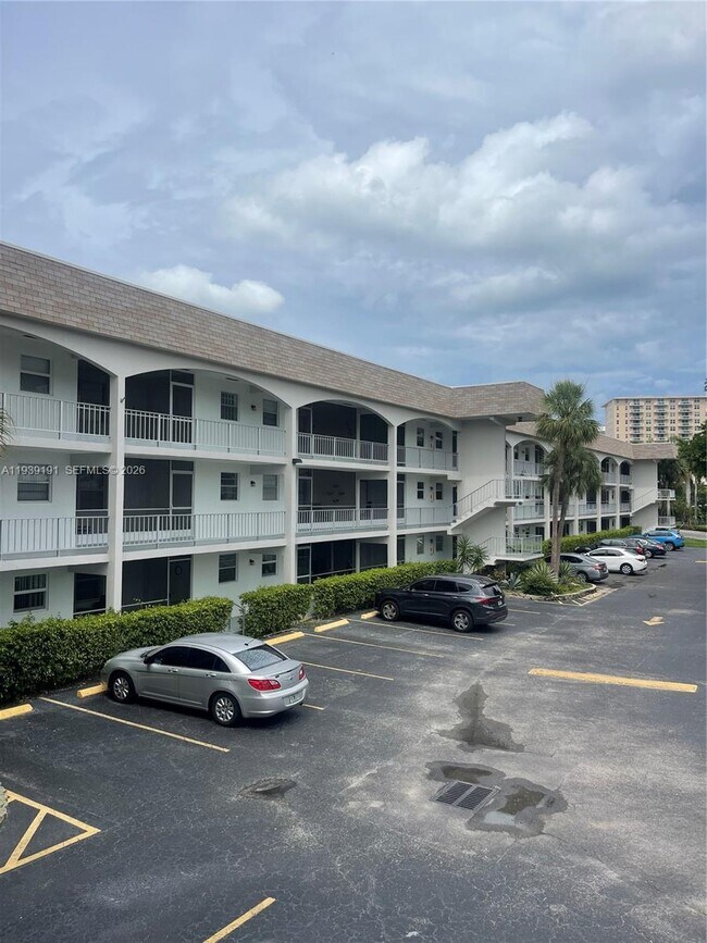 Building Photo - 581 Blue Heron Dr