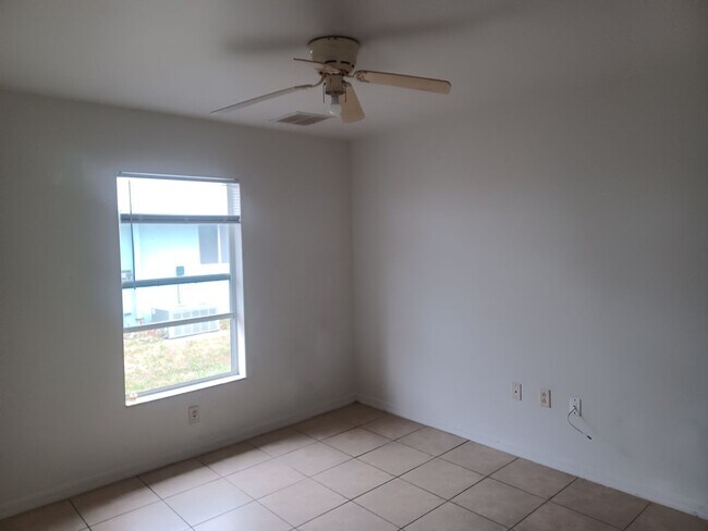 Building Photo - 3018 SE Santa Barbara Pl