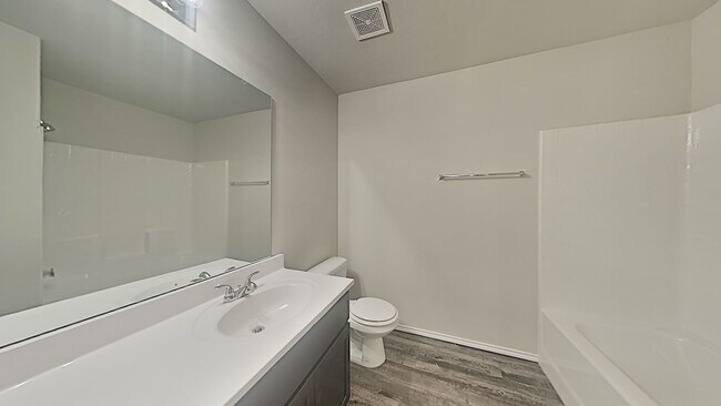 Building Photo - Very Nice 4 Bedroom 2 Bath Home in Yukon S...