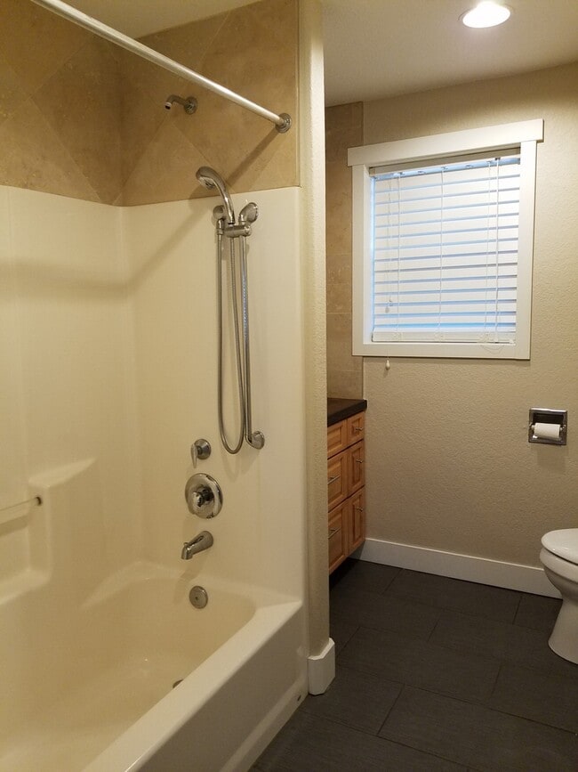 Building Photo - Lovely 2 bed, 1 bath House Near Old Town F...