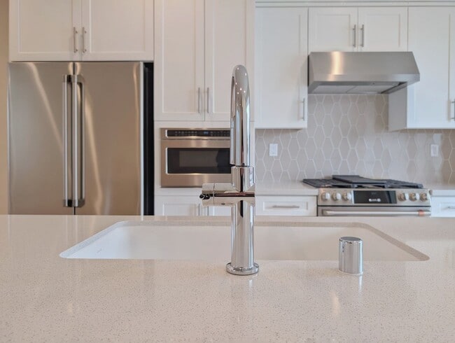 Building Photo - Modern coastal living on Main Street, Huntington Beach!
