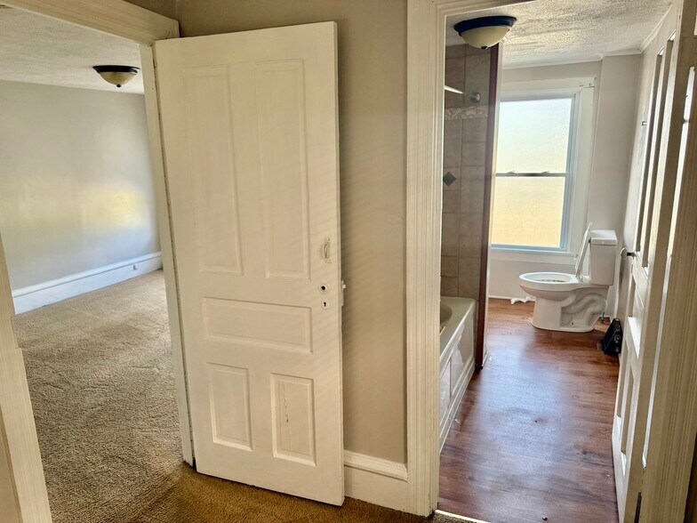 Bath & bedroom 1 - 514 Bellview St
