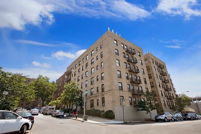 Building Photo - 880 W 181st St