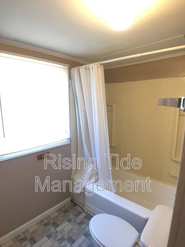 Building Photo - 1208 Waverly St