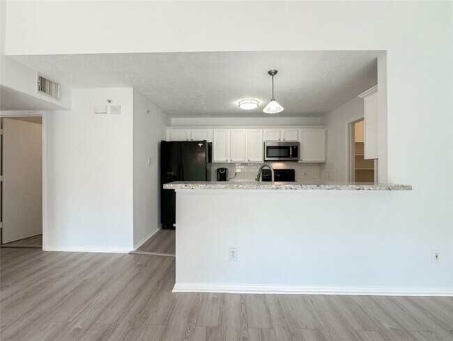 Building Photo - 8051 Bay Branch Dr