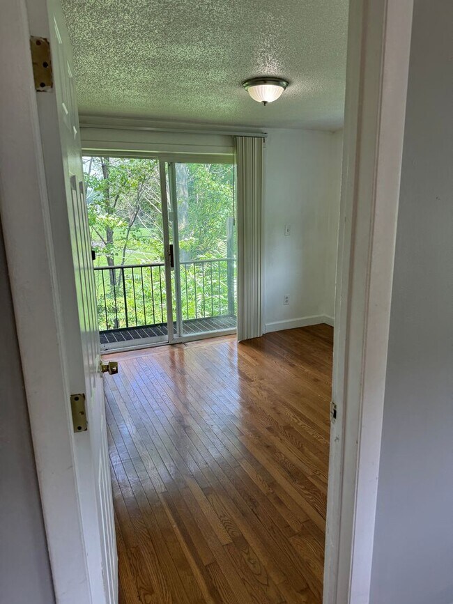 Building Photo - One bedroom Southwick Ma U-11