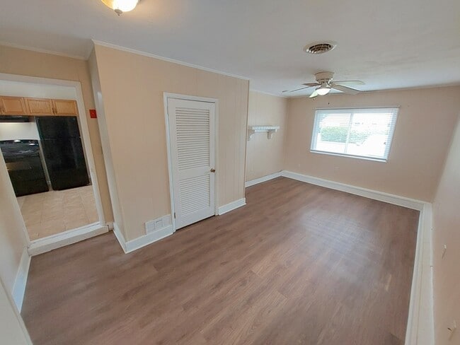 Building Photo - BEAUTIFUL 3 BD/ 1 BTH CORNER LOT WITH W/D ...