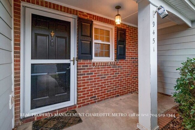Building Photo - Charming HOME in Prime South Charlotte Location!