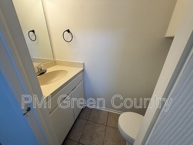 Building Photo - 6028 S 90th E Pl