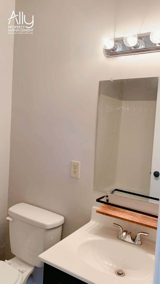 Building Photo - 583 Southampton Ct
