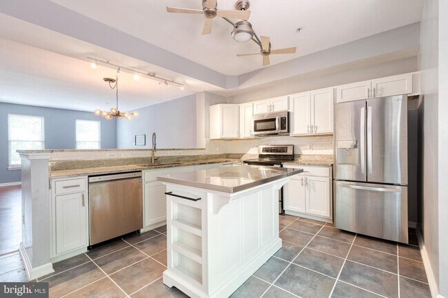 Building Photo - 3bd 2.5bth home nestled in the sought-afte...