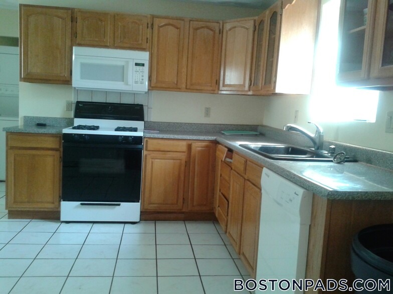 Building Photo - 247 Roxbury St