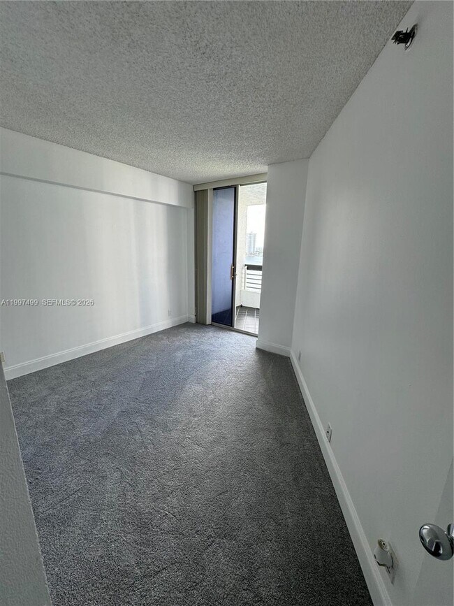 Building Photo - 3600 Mystic Pointe Dr