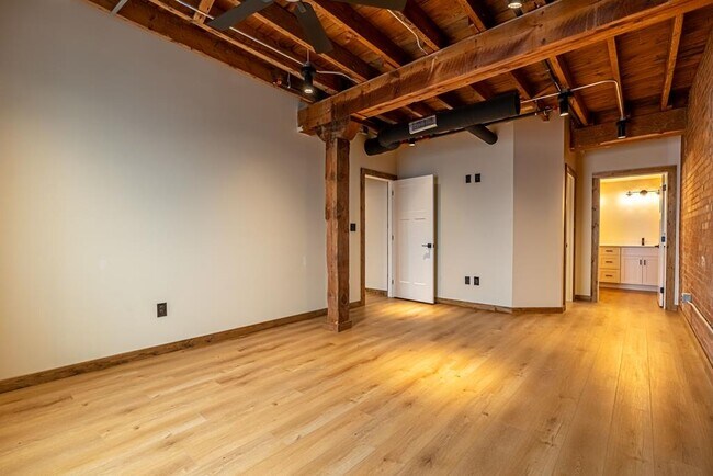 Building Photo - 453 E Main St