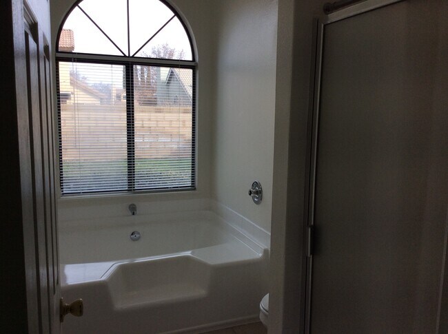 Building Photo - 1015 Angela Ct