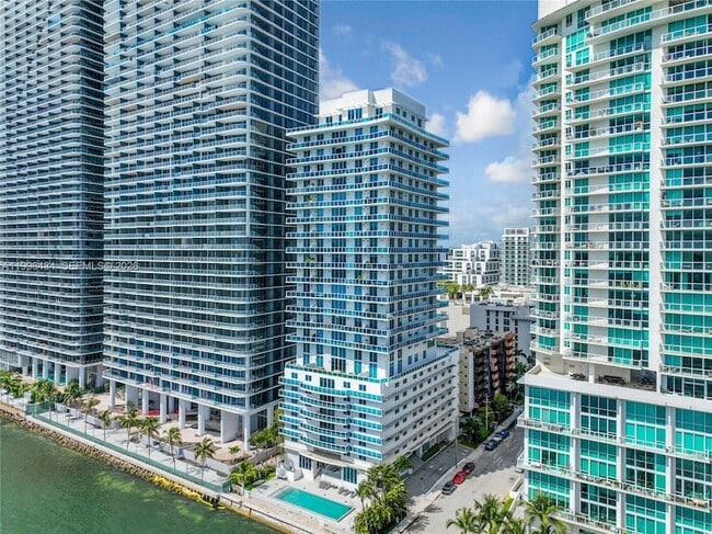 Building Photo - 700 NE 25th St