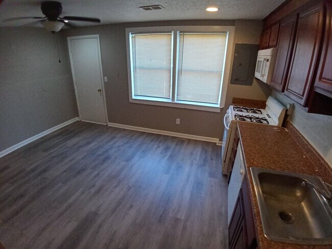 Building Photo - 3Br/1.5Ba Fully Renovated Townhouse