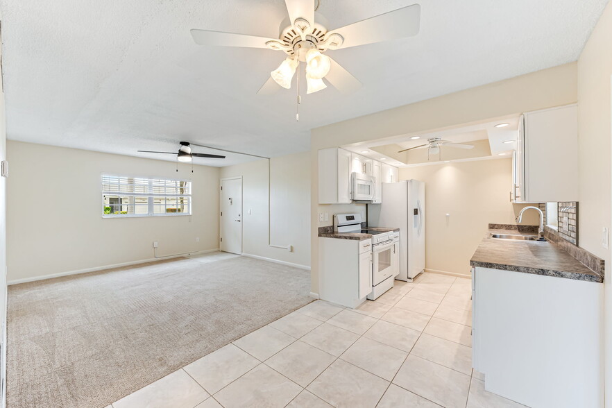 Building Photo - 1518 Edgewater Cir