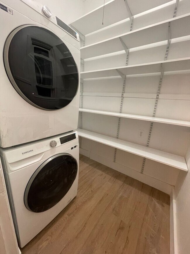 Building Photo - Huge 3 bed with in-unit laundry.
