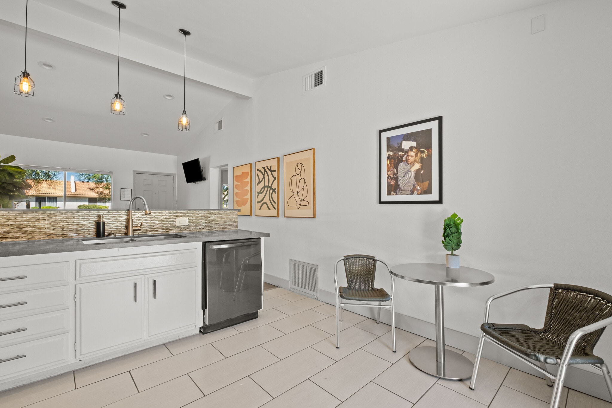 Building Photo - 41500 Maroon Town Dr