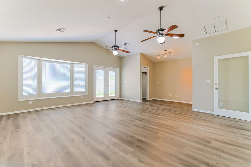 Building Photo - 646 E Gila Ln