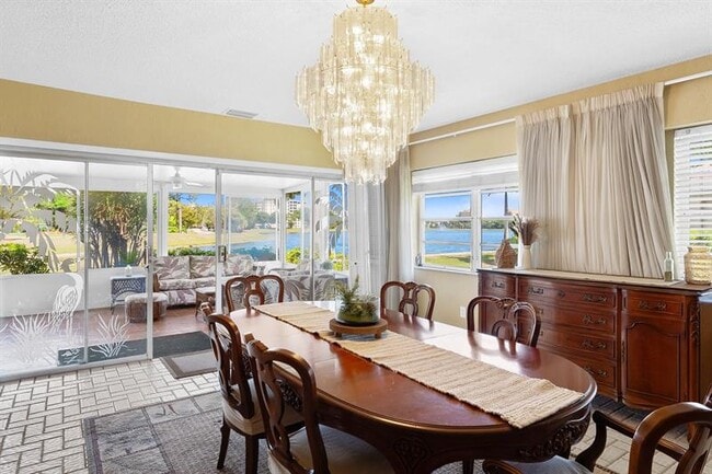 Building Photo - 3015 N Palm Aire Dr