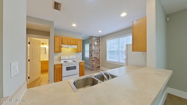 Building Photo - 2920 Dellwood Ave