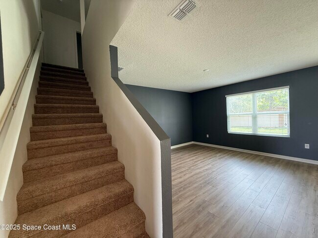 Building Photo - 137 Sutherland Dr SW