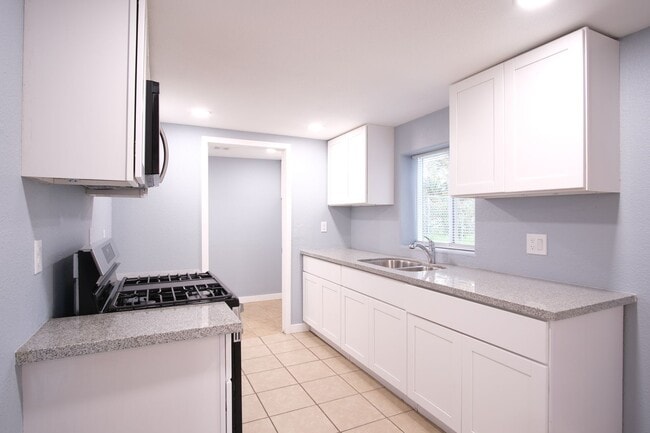 Building Photo - Perfect multi-family property! A 3-bed, 2-bath home for $2,300, plus a separate NEVER LIVED IN in...