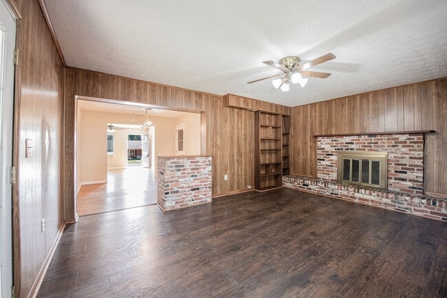 Building Photo - Great Florida Home with Garage in the Hear...