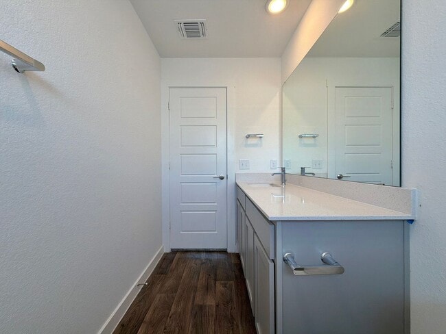 Building Photo - 2901 Louris Ln