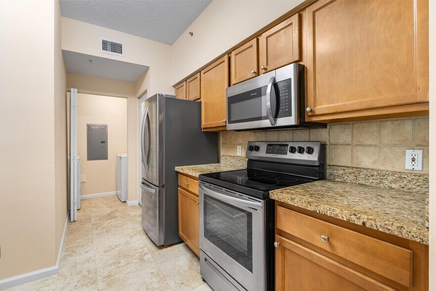 Building Photo - 9901 Baywinds Dr