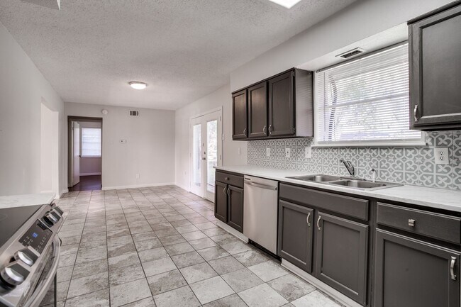 Building Photo - Cozy 3BD Home with Functional Features and...