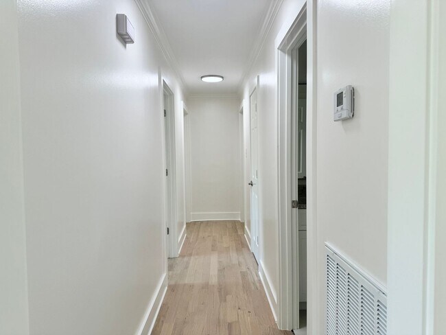 Building Photo - Renovated 3 BR Home in the Heart of Murfre...