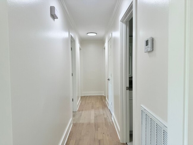 Building Photo - Renovated 3 BR Home in the Heart of Murfreesboro