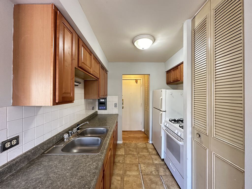 Building Photo - 513 W Briar Pl