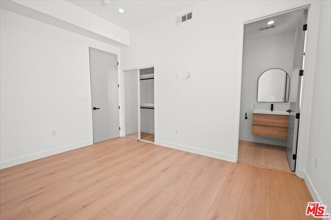 Building Photo - 5214 Satsuma Ave