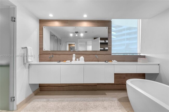 Building Photo - 1331 Brickell Bay Dr