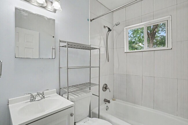 Building Photo - 521 Creel Ave