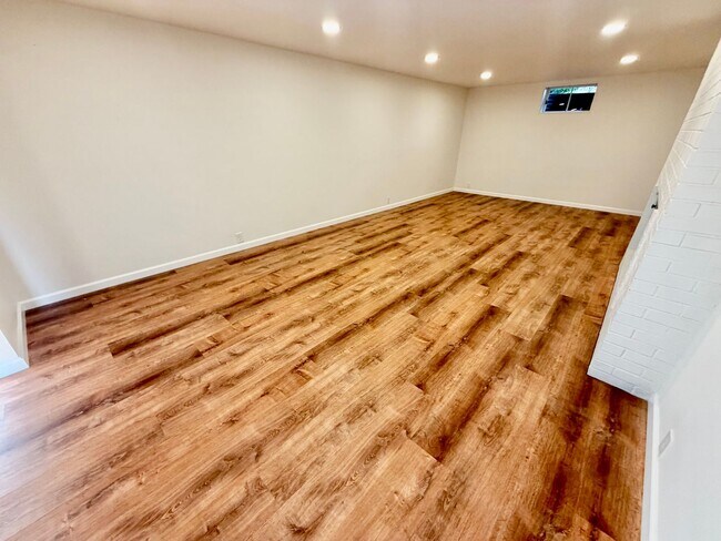 Building Photo - Spacious, Remodeled 5bd/3bath Cherry Park Home with Large Fenced Garden and Finished Basement