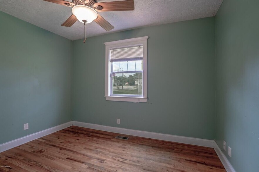 Building Photo - 210 N 10th St