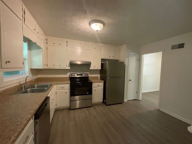 Building Photo - 545 Navarre Dr