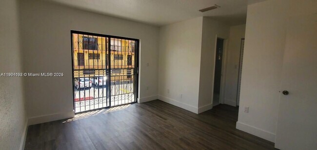 Building Photo - 5100 W 12th Ln