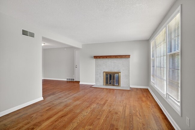 Building Photo - Your Next Home Awaits: 4BR/2BA in Desirable Prairie Village Location!