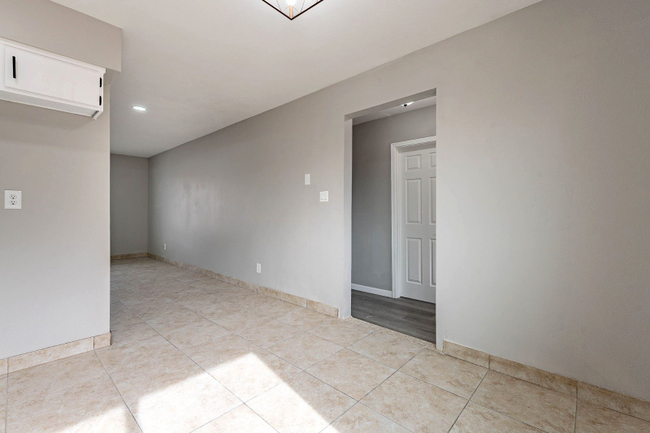 Building Photo - 8633 W Weldon Ave
