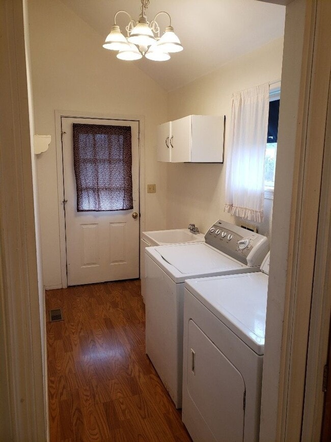 Building Photo - STATUS:RENTED-| R122 | $1795