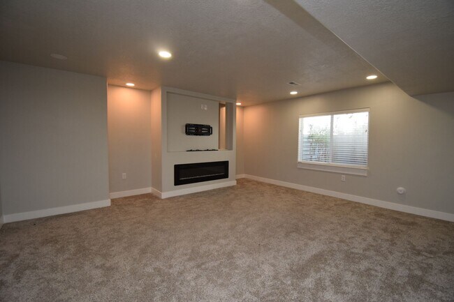 Building Photo - Quiet Family Friendly 4 Bed Home in Bluffdale!!