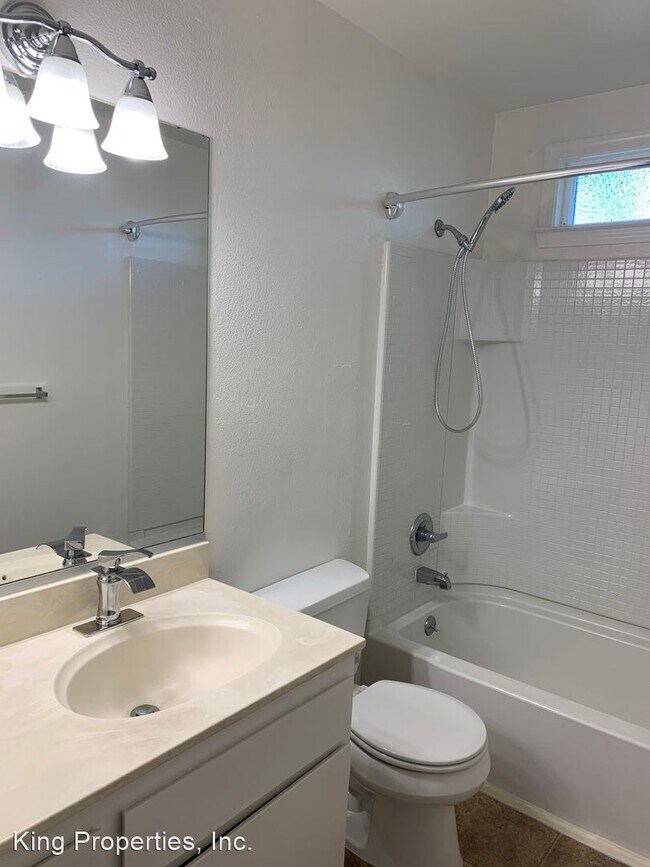 Building Photo - 3 br, 2.5 bath House - 3401 Bermuda Avenue...